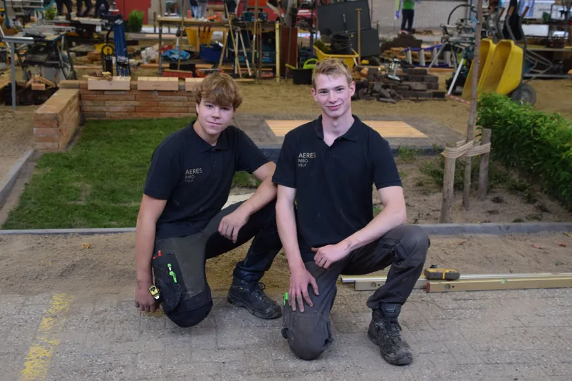 hidde kruit en daan blonk voor hun wedstrijdtuin marjanne eikelboom