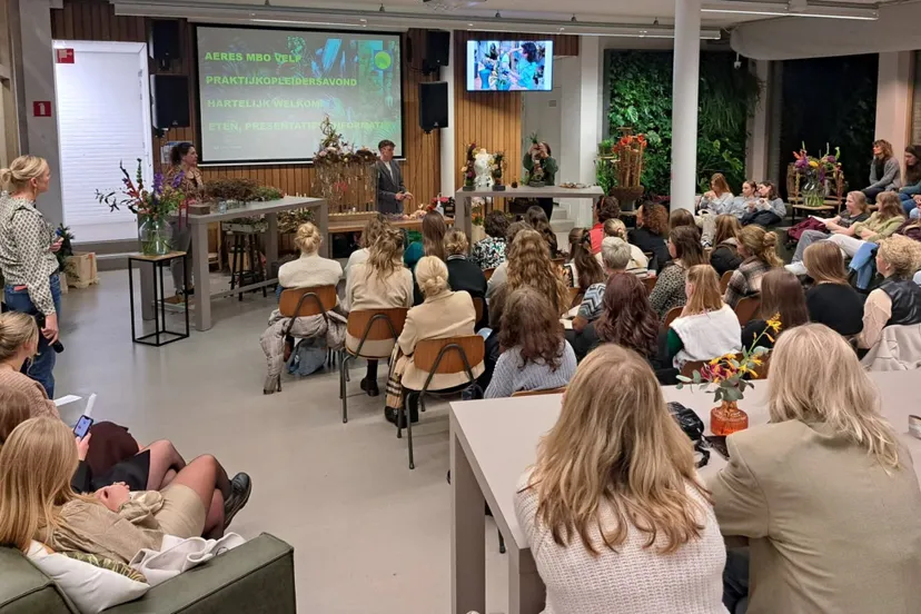 leerbedrijven en studenten bij de demonstratie van de bloemarrangeurs ellis rexwinkel