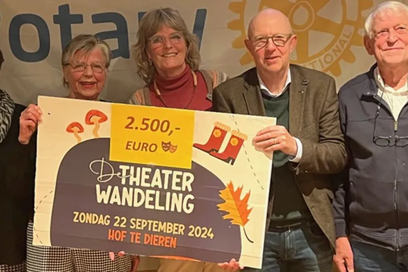 overhandiging cheque aan de vertegenwoordigers 3 goede doelen rotary club rheden rozendaal