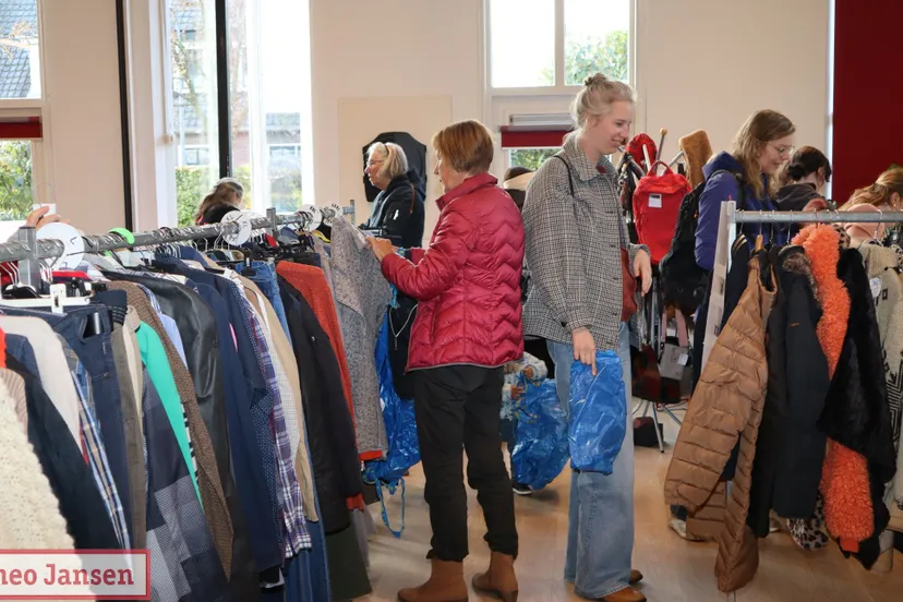 weer druk bezochte tweedehands kledingbeurs voor dames en herenkleding in dorpshuis rheden 02 11 2024 4