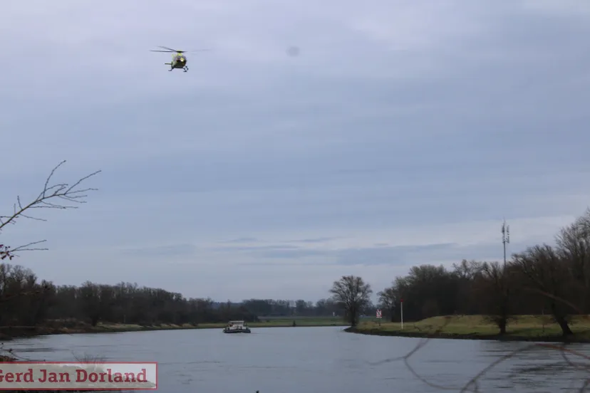 hulpdiensten rukken uit naar lathumse veerweg na melding van mogelijke persoon te water 21 12 2024 1