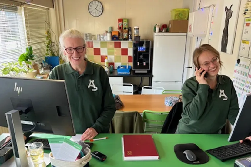 vrijwilligers ine en roanne onmisbaar bij de balie van dierentehuis arnhem en omstreken