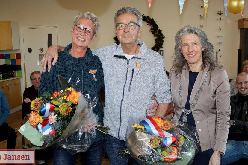 001 koninklijke onderscheidingen uitgereikt aan echtpaar van der wal in dieren 11 01 2025 1