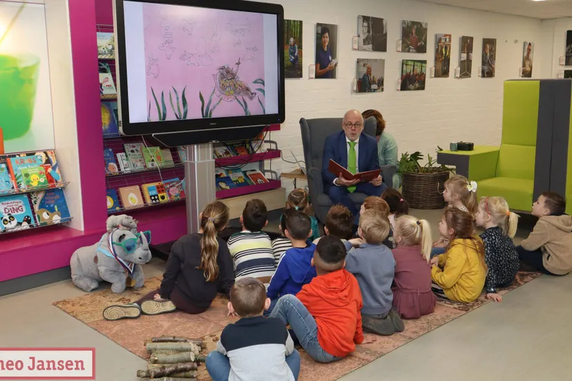 001 voorleesmoment burgemeester in velp tijdens nationale voorleesdagen 1
