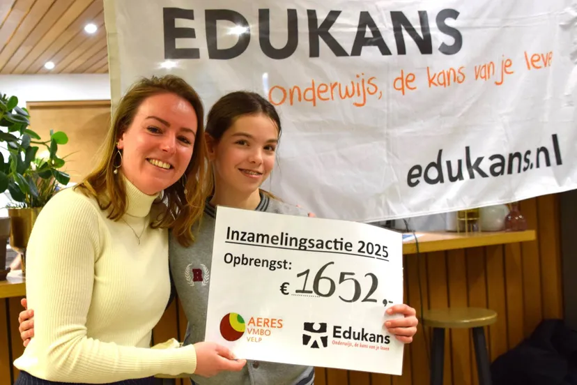 edukansmedewerker juliette van dorpel heeft de cheque in ontvangst genomen van nienke jacobi marjanne eikelboom