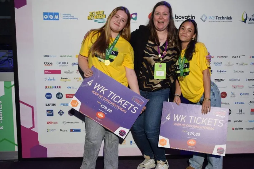 goud voor enola en nylah leerlingen aeres velp winnen landelijke vakwedstrijd bloemwerk marjanne eikelboom