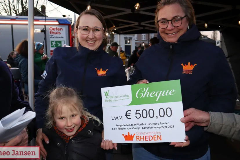 rheden voor oranje ontvangt cheque tijdens sfeervolle lampionnenoptocht 15 03 2025 1