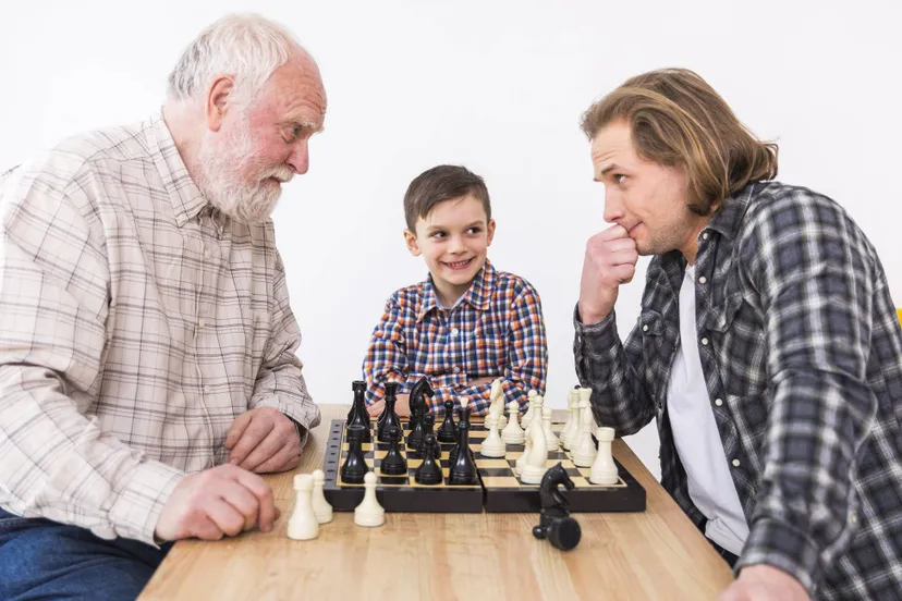 vader met zoon spelen schaak