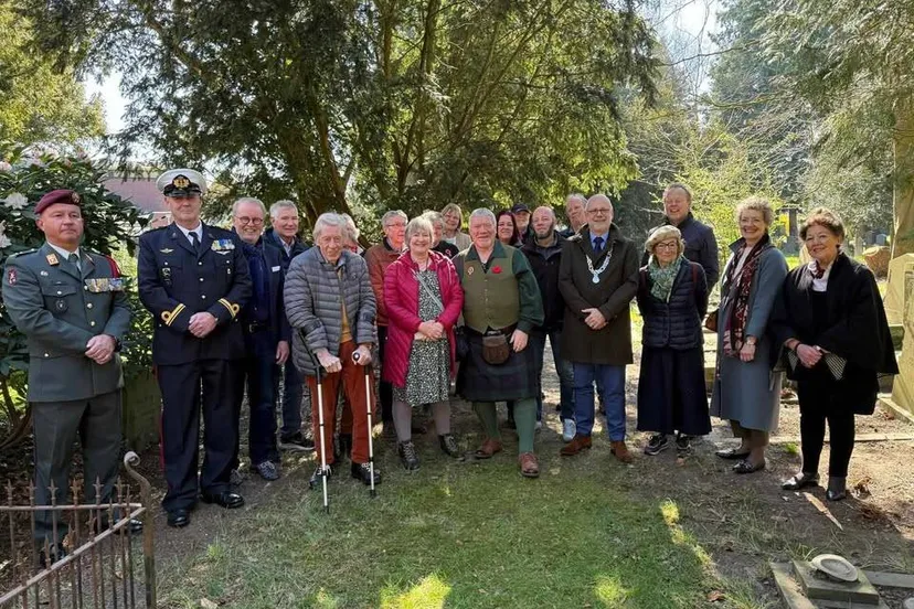 1 04 2025 omgekomen wo2 vlieger samen met schotse familie herdacht 013 jarno weelinck