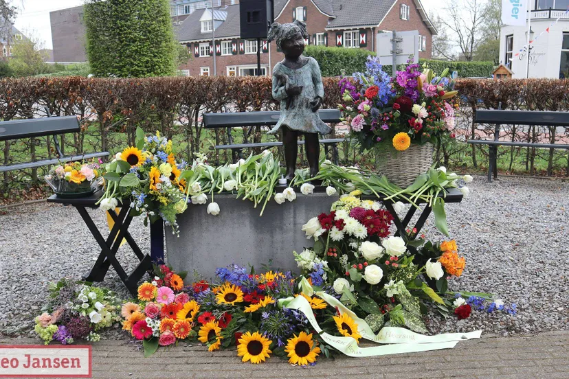 Bloemlegging bij het monument voor Moedige Mensen in WO2