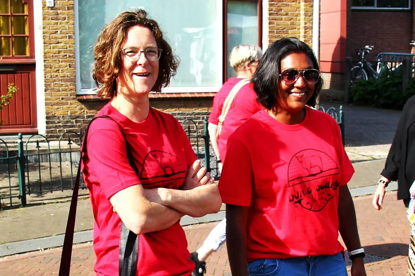 bonte schaap festival 2023 eva en dewi vrijwilligers met crew shirt