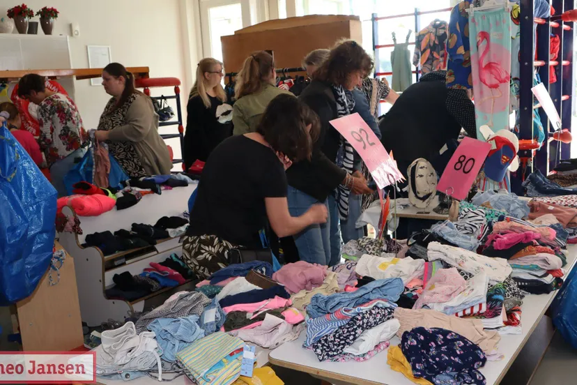 Drukte bij kinderkleding- en speelgoedbeurs in Ellecom