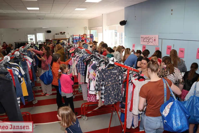 Drukte bij kinderkleding- en speelgoedbeurs in Ellecom