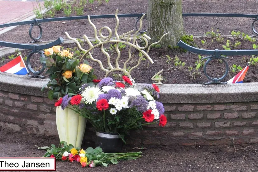 Velp herdenkt bevrijding met bloemen bij twintig herinneringsmonumenten
