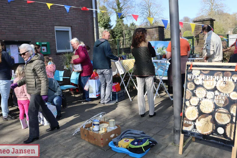 grote belangstelling voor vierde editie van weggeefmarkt in de steeg 05 04 2025 1
