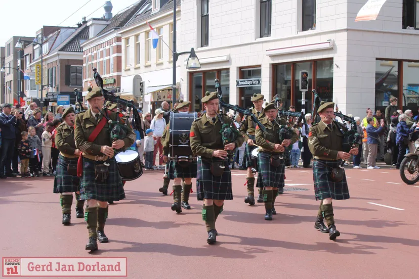historische legervoertuigen zorgen voor indrukwekkende stoet door velp 19 04 2025 1