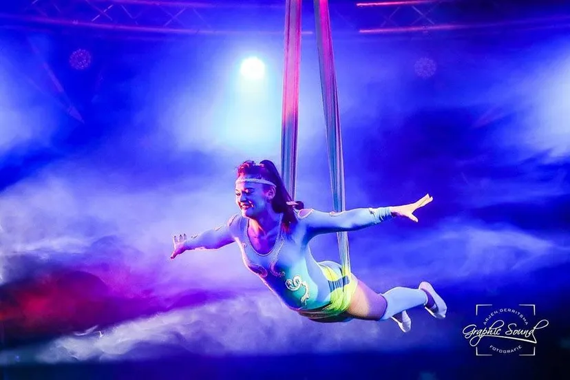 sprookjesachtige luchtacrobatiek circus bossle
