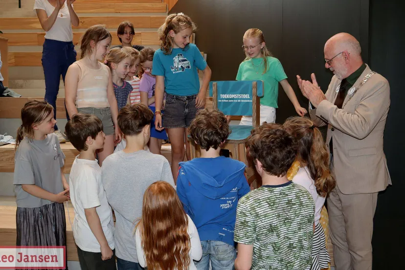 Toekomststoel krijgt centrale plek in hal gemeentehuis De Steeg