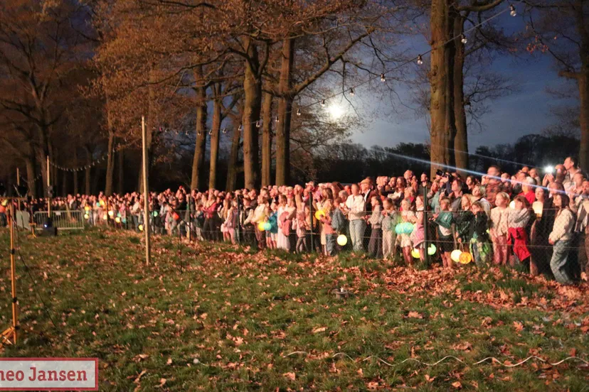 Velp viert 80 jaar vrijheid met lampionnenoptocht en spectaculair vuurwerk