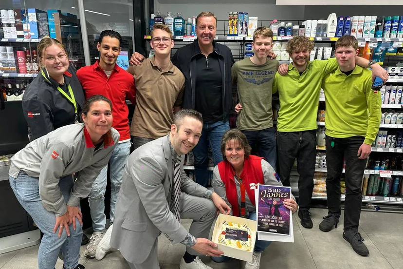 verrassingsbezoek van volkszanger jannes bij dekamarkt rheden1