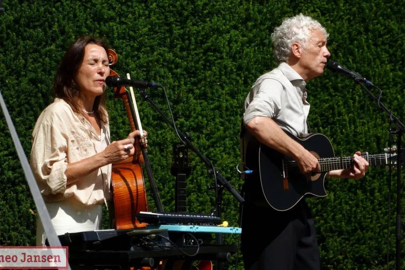 Volle bak bij optreden van Spinvis en Saartje van Camp op Landgoed Middachten 13-07-2025 (13)
