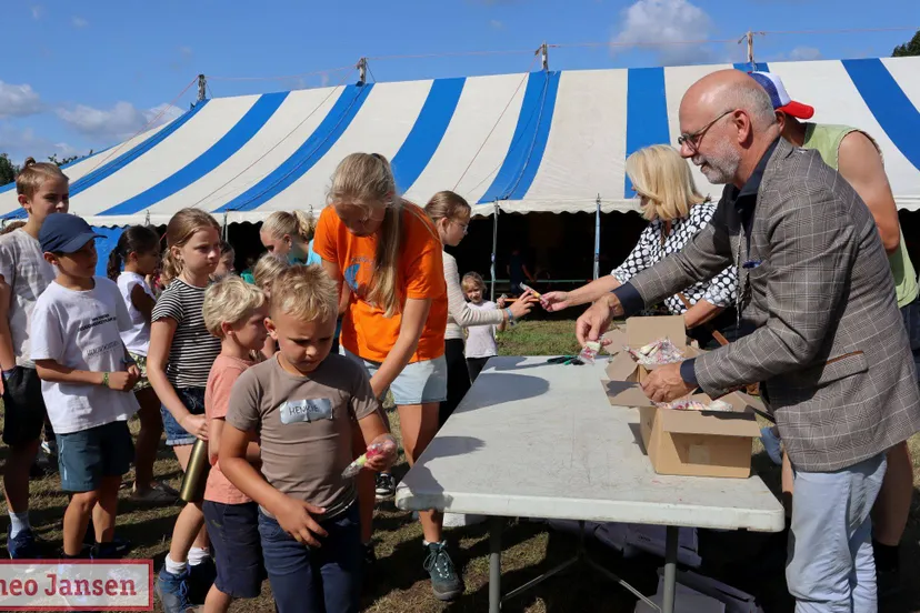 Burgemeester Carol van Eert trakteert kinderen van Rhevak op ijsjes tijdens feestelijke bouwweek 05-08-2025 (6)