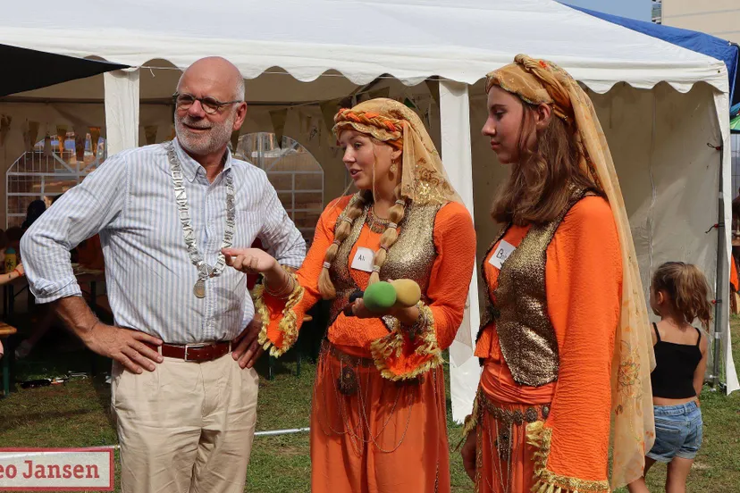 Burgemeester trakteert kinderen Bouwburg Velp op ijsje tijdens tropische zomerdag 14-08-2025 (7)