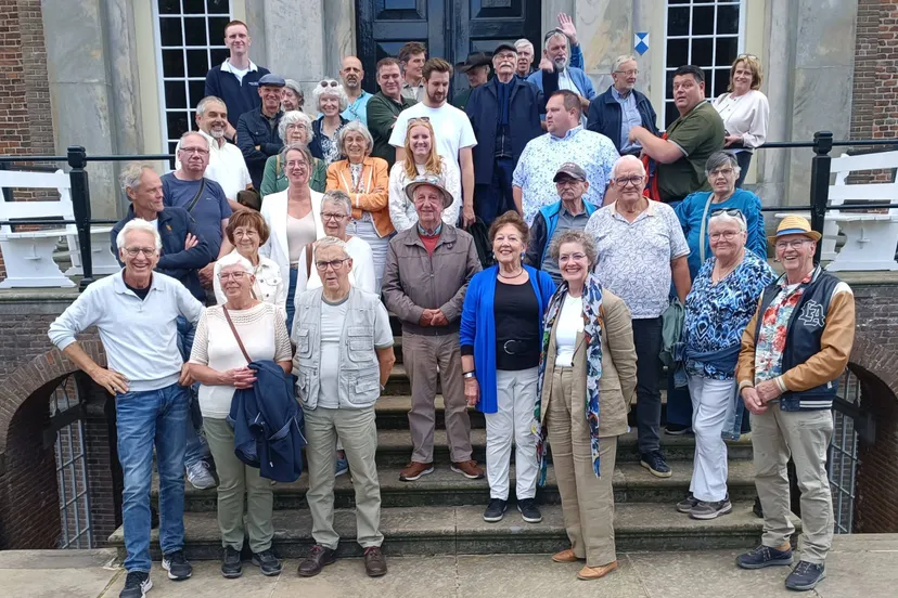 Groepsfoto Oranje-uitje 2025 - Middachten - Stichting Velp voor Oranje