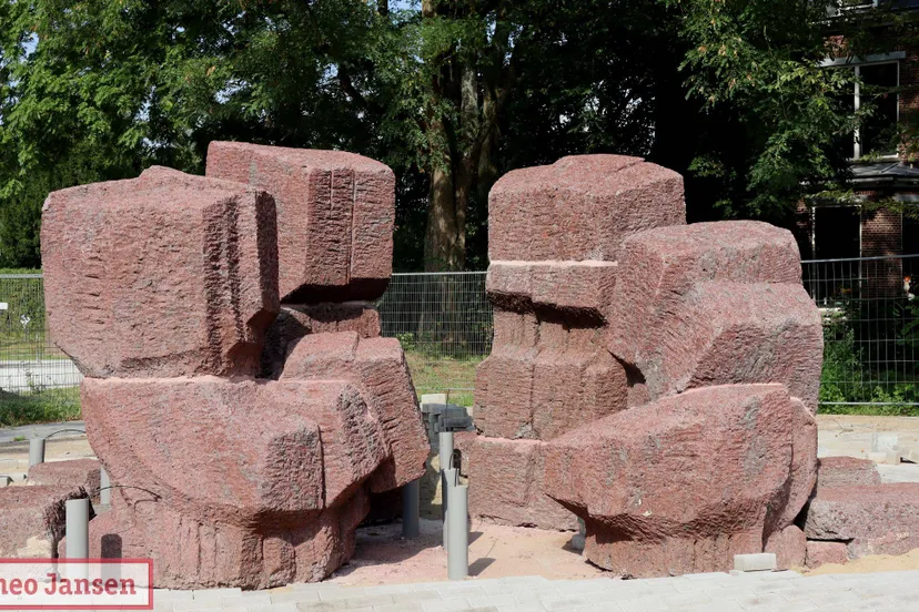 Nieuw thuis voor kunstwerk De Bron bij gemeentehuis in De Steeg 09-09-2025 (1)