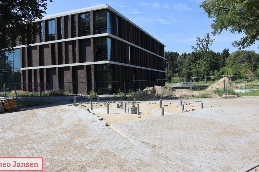 Nieuw thuis voor kunstwerk De Bron bij gemeentehuis in De Steeg 09-09-2025 (6)