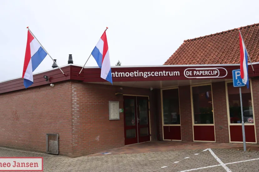 Nieuwe vitrinekasten in De Paperclip in Velp onthuld door wethouder Ronald ter Hoeven 27-09-2025 (16)