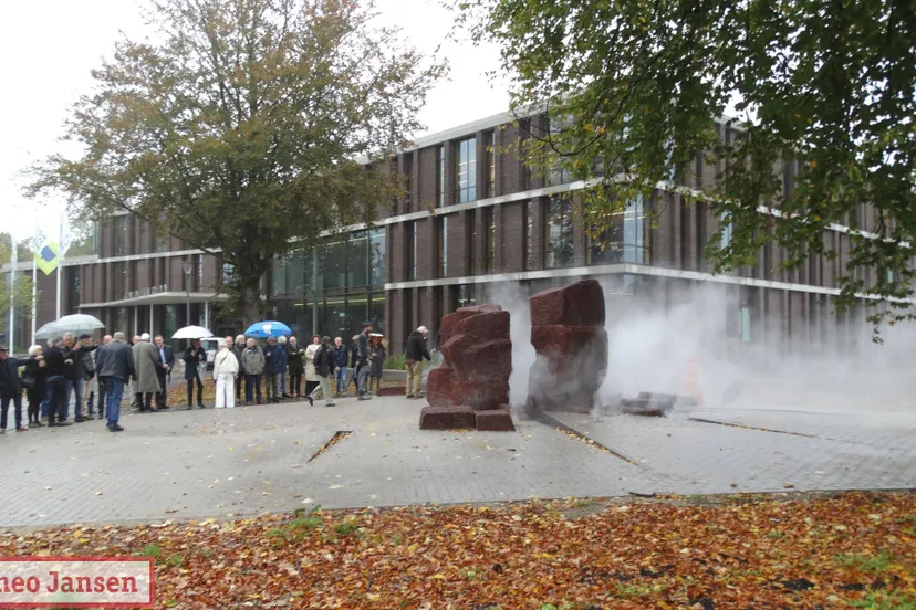 23-10-25 Kunstwerk De Bron van Piet Slegers krijgt nieuwe plek bij gemeentehuis Rheden (19)