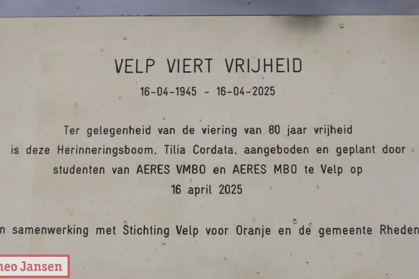 Plaquette onthuld bij herinneringsboom naast Oranjeplein 03-10-2025 (12)