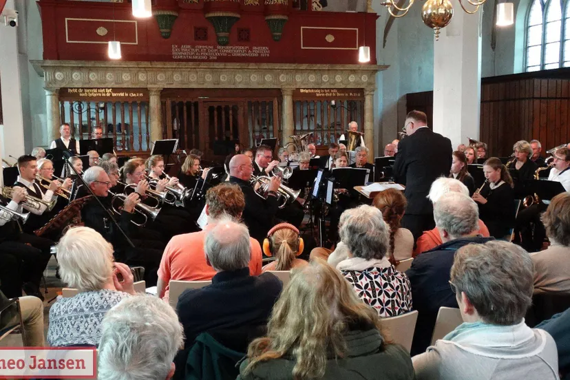Rhedens Fanfare Corps en Muziekvereniging Vivo Veessen vullen dorpskerk met najaarsklanken 19-10-2025 (1)