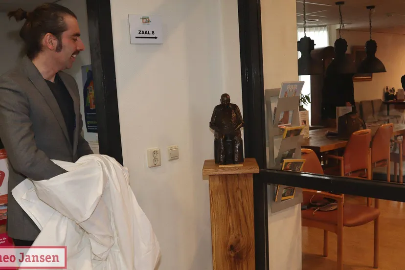 Bronzen beeldje van Jan Lankwarden officieel onthuld 13-11-2025 (1)