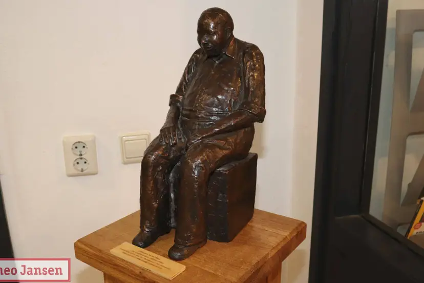 Bronzen beeldje van Jan Lankwarden officieel onthuld 13-11-2025 (7)