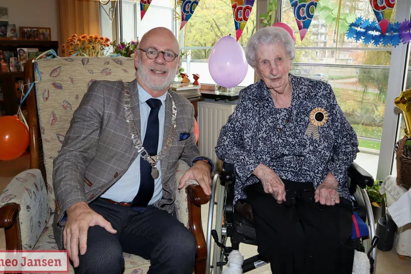Burgemeester Carol van Eert bezoekt 100-jarige Lies Bezemer 9-11-2025 (1)