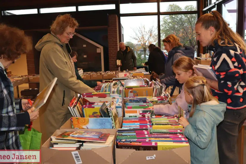 Koesterboekenmarkt Zoomerij Dieren 2025 (4)