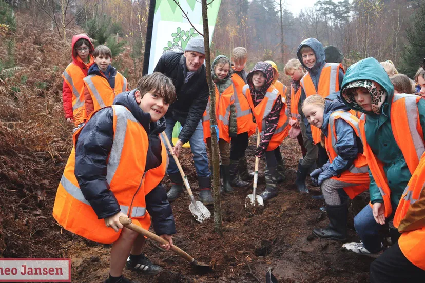 Leerlingen Basisschool De Arnhorst planten 400 jonge bomen achter Buitenplaats Beekhuizen - Boomfeestdag 2025 (1)