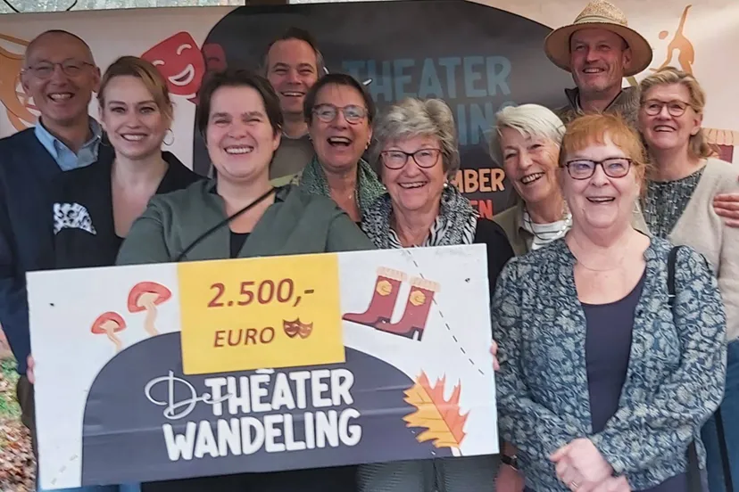 Overhandiging cheque Theaterwandeling 2025 alle goede doelen
