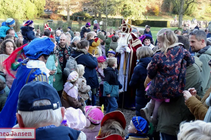 Sinterklaas arriveert met brandweerwagen bij kasteel Rosendael 2025 (1)