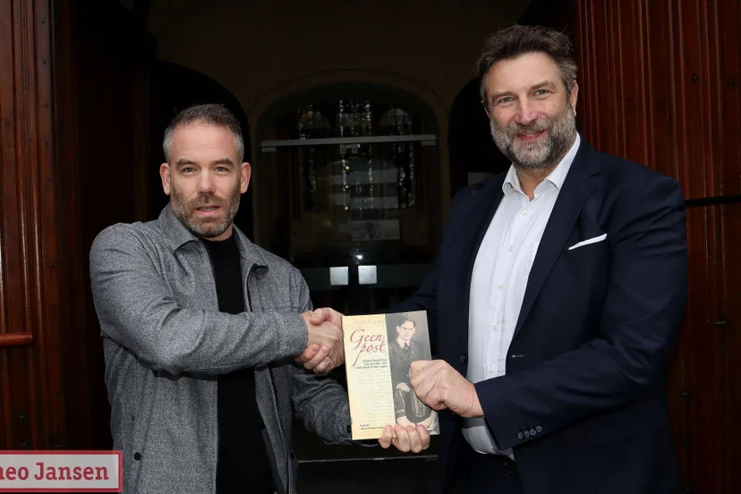 Teruggevonden Velps oorlogsdagboek 'Geen post' gepresenteerd bij kerk in Emmastraat 14-11-2025 (2)