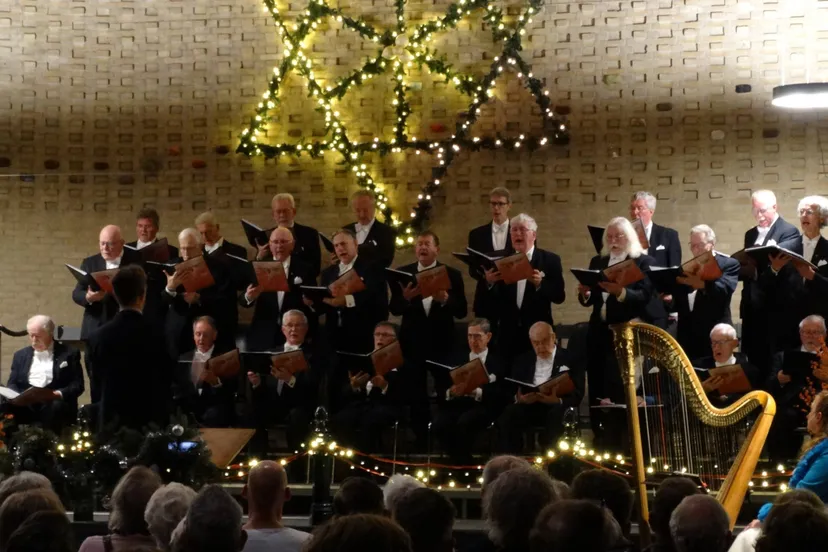 Dierens Mannenkoor brengt kerstconcert met harp in Ontmoetingskerk 20-12-2025 (1)