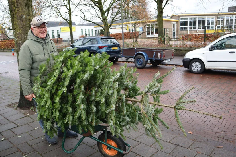 Kerstbomenactie Team PA levert mooi bedrag op voor KWF 06-12-2025 (11)
