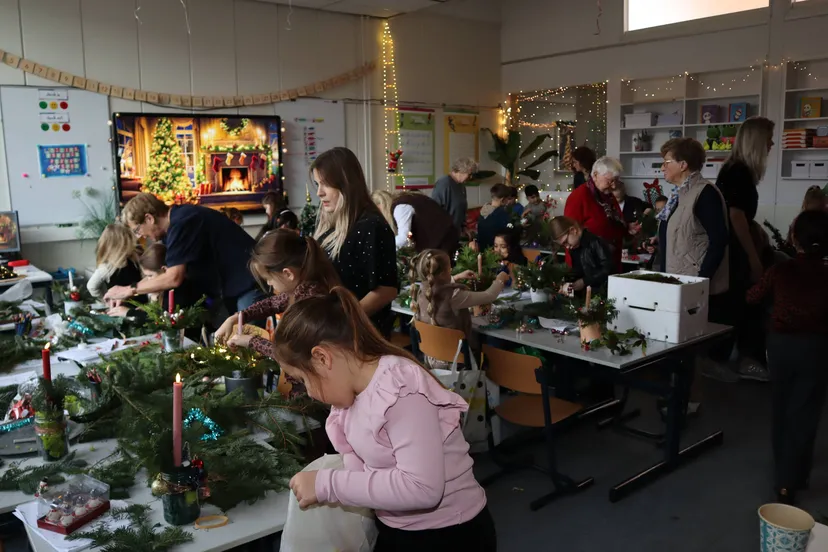 Roncallischool - Ulenpas - Samen kerststukjes maken 2025 (1)