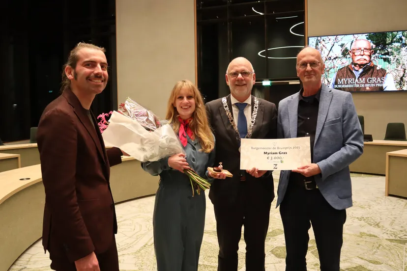 Velpse kunstenares Myriam Gras ontvangt burgemeester de Bruinprijs 2025 (1)
