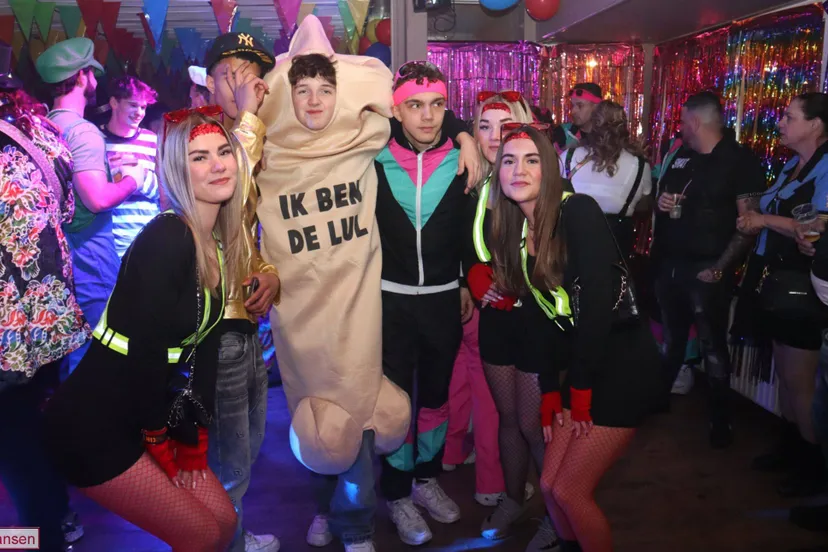 Carnaval in Dieren van start met ‘het hijsen van de pop’ en uitverkochte Hollandse Avond 14-2-26 (16)