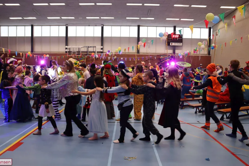 Carnavalsoptocht en feest in de Dumpel Fredericus- en Roncallischool 13-2-26  000 (1)