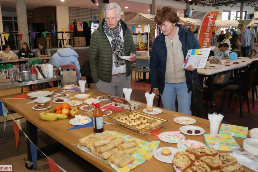 Veel bezoekers op de Wereldse Proeverij en Speelgoedweggeefmarkt Velp 25-03-2026 (10)