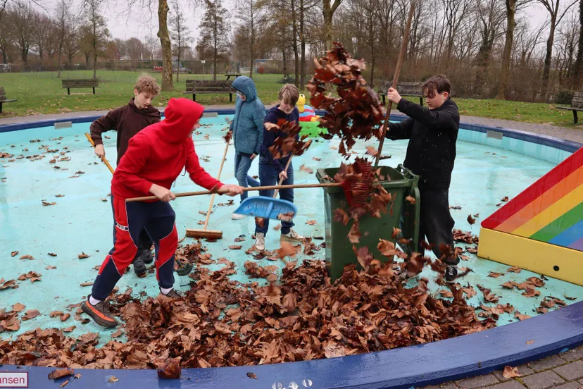 Vrijwilligers maken Openluchtzwembad Rheden zomerklaar tijdens natte NLDoet 14-03-2026 (1)